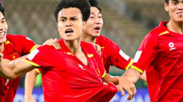 Hòa Minzy hào phóng tặng quà, MC Lại Văn Sâm vỡ oà khi U23 Việt Nam thắng UAE adt1768609949 hoa minzy hao phong tang qua sao vie anh cat 3 2 auto croppng