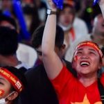 Khách Tây: 'Người Việt cuồng nhiệt với bóng đá hơn Anh' adt1768613739 cvd 11 jpg 4574 9482 4677 anh cat 3 2 auto cropjpg 1