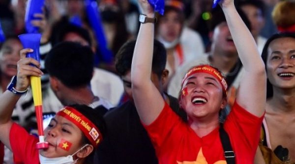 Khách Tây: 'Người Việt cuồng nhiệt với bóng đá hơn Anh' adt1768613739 cvd 11 jpg 4574 9482 4677 anh cat 3 2 auto cropjpg 1