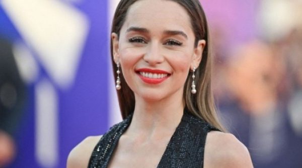 Emilia Clarke bị gãy xương sườn khi quay cảnh nóng adt1768627586 emily 0926 0959 3095 1856 anh cat 3 2 auto cropjpg