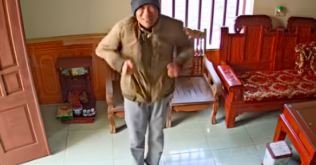 Xúc động clip bố nhảy cẫng lên khi con gái lấy chồng 'xa' báo sẽ về nhà ăn cơm adt1769051740 screen shot 2026 01 22 at 2 1 11 anh cat 3 2 auto croppng 1