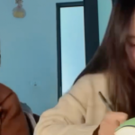 Clip bà nội ngồi bên cả buổi ngắm cháu học bài khiến dân mạng rưng rưng adt1769156078 screen shot 2026 01 23 at 66 anh cat 3 2 auto croppng