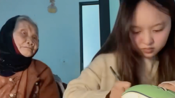 Clip bà nội ngồi bên cả buổi ngắm cháu học bài khiến dân mạng rưng rưng adt1769156078 screen shot 2026 01 23 at 66 anh cat 3 2 auto croppng