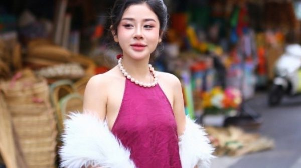 Các 'nàng thơ' xúng xính áo dài, rủ nhau đến chợ Biên Hòa chụp ảnh Tết adt1769318157 cac nang tho xung xinh ao dai ru nha anh cat 3 2 auto cropjpg