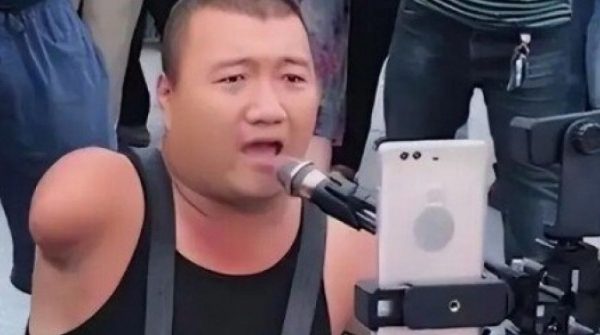 Nhờ sự nghiêm khắc của mẹ, con trai 'không tay chân' dùng miệng nuôi cả gia đình adt1769386469 nho su nghiem khac cua me con trai k anh cat 3 2 auto cropjpg