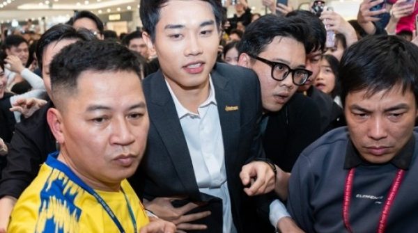 Cảnh hỗn loạn, chen lấn để gặp Nguyễn Đình Bắc tại buổi giao lưu adt1769390377 top1 5560 anh cat 3 2 auto cropjpg