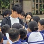 Người hâm mộ quê nhà nồng nhiệt chào đón sự trở về của thủ thành Cao Văn Bình adt1769408987 anh 7 hang tram hoc sinh vay quanh c anh cat 3 2 auto cropjpg