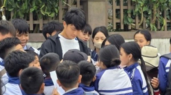 Người hâm mộ quê nhà nồng nhiệt chào đón sự trở về của thủ thành Cao Văn Bình adt1769408987 anh 7 hang tram hoc sinh vay quanh c anh cat 3 2 auto cropjpg