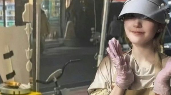 Triệu Lộ Tư hút chú ý khi bán bánh trứng ở chợ đêm adt1769563467 trieulotu 9636 964 3338 8167 0874 anh cat 3 2 auto cropjpg