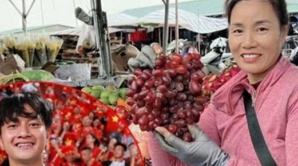 Sạp hoa quả của mẹ thủ môn Văn Bình đắt khách lạ thường sau tấm HCĐ U23 châu Á adt1769586520 sap hoa qua cua me thu mon van binh anh cat 3 2 auto cropjpg