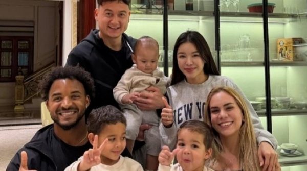 Vợ chồng Văn Lâm hội ngộ gia đình Xuân Son adt1769661449 8011 3873 6640 anh cat 3 2 auto cropjpg