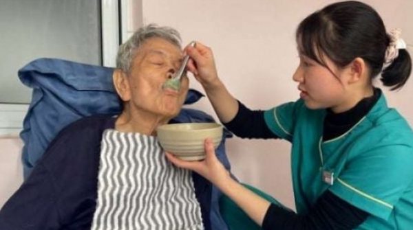 Dở khóc dở cười thuê giúp việc (bài 1): Người trộm cắp, kẻ ôm tiền “cao chạy xa bay” bỏ rơi người già adt1769676922 vien duong lao3 51815 anh cat 3 2 auto cropjpeg