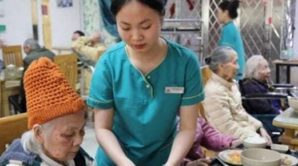 Dở khóc dở cười thuê giúp việc (bài cuối): Từ những vụ bạo hành đến gợi ý giải pháp chống cô đơn cho người cao tuổi adt1769824167 vien duong lao5 2209 anh cat 3 2 auto cropjpg