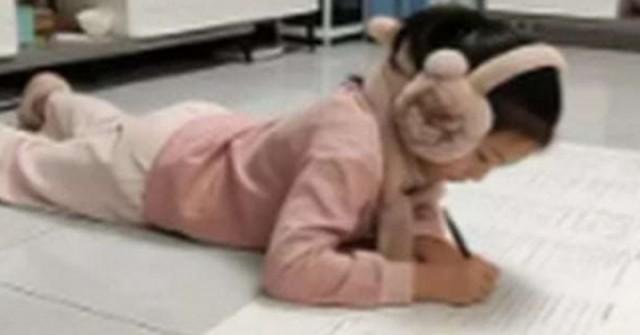 Phụ huynh in bài tập dài cả mét cho con nằm ra để học, khiến mạng xã hội tranh cãi adt1770107783 bai tap ve nha 1504 anh cat 3 2 auto cropjpg 2