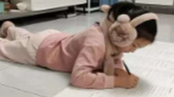 Phụ huynh in bài tập dài cả mét cho con nằm ra để học, khiến mạng xã hội tranh cãi adt1770107783 bai tap ve nha 1504 anh cat 3 2 auto cropjpg