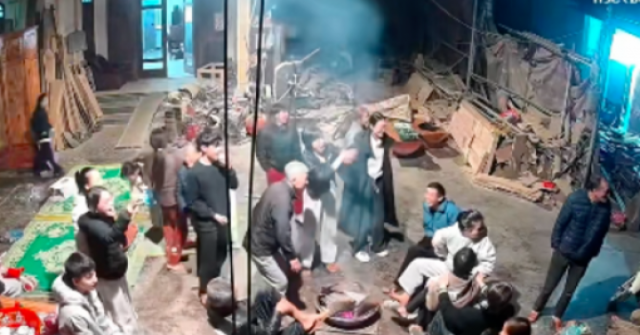 Clip cả họ nhảy cẫng lên khi cháu trai đi xem mắt về khiến dân mạng cười lăn adt1770176607 screen shot 2026 02 04 at 52 anh cat 3 2 auto croppng 1