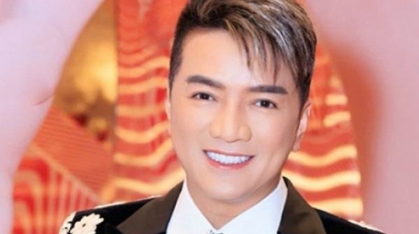 Ca sĩ Đàm Vĩnh Hưng tìm bình yên sau biến cố, mở quán bán cà phê ở tuổi 55 adt1770259683 ca si dam vinh hung tim binh yen sau anh cat 3 2 auto cropjpg