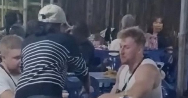 Đi qua đám tang, khách Tây tưởng nhà hàng liền vào gọi đồ và cái kết adt1770263667 di qua dam tang khach tay tuong nha anh cat 3 2 auto cropjpg 1