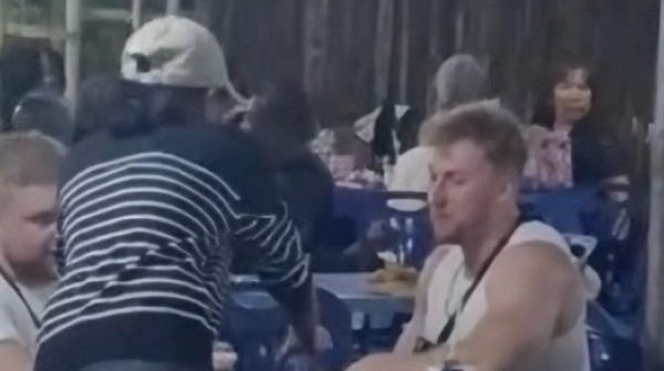 Đi qua đám tang, khách Tây tưởng nhà hàng liền vào gọi đồ và cái kết adt1770263667 di qua dam tang khach tay tuong nha anh cat 3 2 auto cropjpg