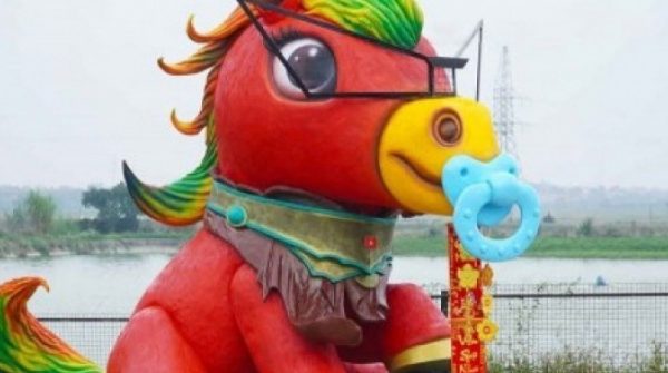 Linh vật ngựa Tết Bính Ngọ ở tỉnh, thành nào đẹp nhất, độc đáo nhất? adt1770354054 linh vat ngua 0 anh cat 3 2 auto cropjpg