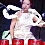 Phương Mỹ Chi đánh trống diễn hit 'Buôn trăng' adt1770523575 phuongmychi 1282 7107 1846 anh cat 3 2 auto croppng