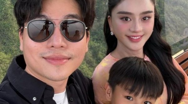 Ảnh sao 10/2: Lâm Khánh Chi đi chơi cùng con trai và 'tình tin đồn' adt1770686422 chi 1 6520 anh cat 3 2 auto cropjpg