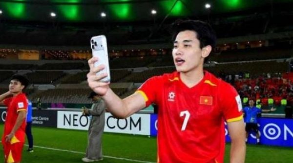 Nguyễn Đình Bắc tặng 3 chiếc áo, 1 bức tranh để giúp bà con nghèo 28 Nguyễn Đình Bắc tặng 3 chiếc áo, 1 bức tranh để giúp bà con nghèo adt1770708380 nguyen dinh bac 01 0757 anh cat 3 2 auto cropjpeg