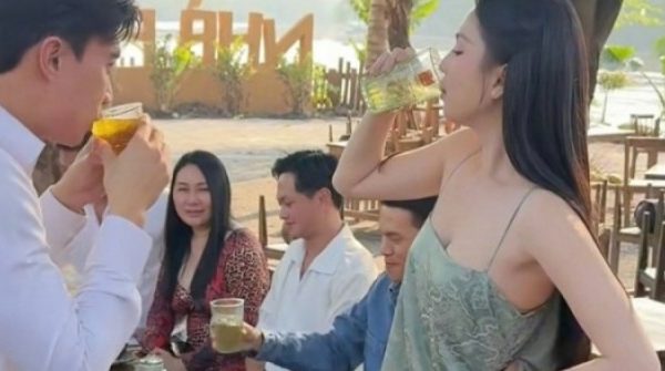 Ảnh sao 11/2: Ngọc Trinh mặc hở đi ăn với gia đình Quốc Trường adt1770772152 top 8894 anh cat 3 2 auto cropjpg