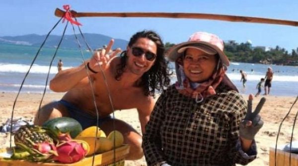 Cứ ngỡ là mời chào bình thường, ai ngờ người bán hoa quả Nha Trang lại làm điều này khiến khách Tây "đứng hình" adt1770943291 img 6502 2004 anh cat 3 2 auto cropjpg