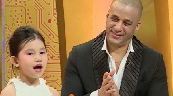 Từng phản đối dữ dội, bé gái khóc khi bạn trai của mẹ xách vali về Cuba adt1770946342 tung phan doi du doi be gai khoc khi anh cat 3 2 auto cropjpg