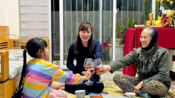 Ở tuổi 73, mẹ tôi đón cái Tết đầu tiên xa quê adt1770946360 o tuoi 73 me toi don cai tet dau tie anh cat 3 2 auto cropjpg