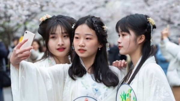 Các kiểu đón Tết Nguyên đán độc đáo của giới trẻ châu Á adt1771116577 24a310fd2becaa4044 69 anh cat 3 2 auto cropjpeg