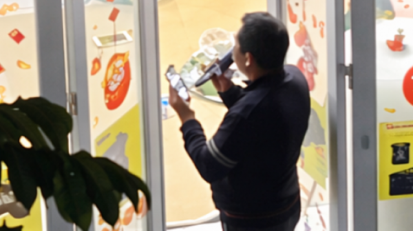 Ám ảnh vì hàng xóm hát karaoke xuyên Tết adt1771545325 hatkaraokengaytet 9744 1 7399 8260 1 anh cat 3 2 auto croppng