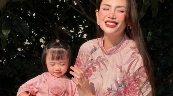 Ảnh sao 22/2: Võ Hoàng Yến đưa con gái sang Mỹ thăm chồng adt1771719803 beautyplus image enhancer 5 6284 anh cat 3 2 auto cropjpg