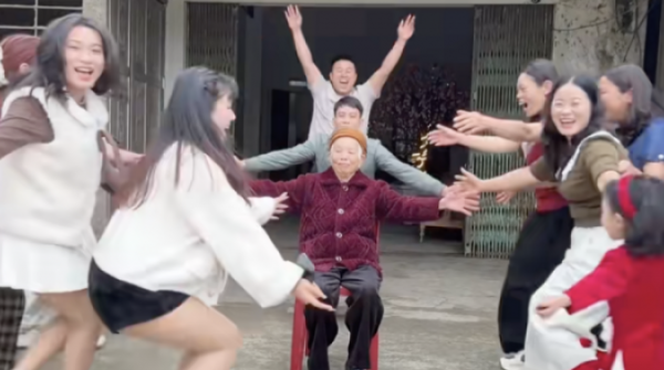 Trend 'chạy vào ôm ông bà' gây sốt mạng đầu năm mới Bính Ngọ adt1771827668 3 42 anh cat 3 2 auto croppng