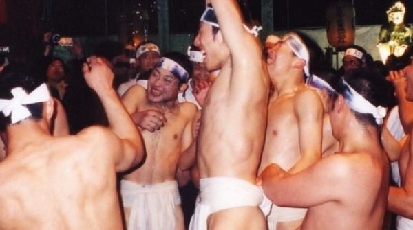 Vì sao hàng nghìn đàn ông tham gia lễ hội khỏa thân giữa đêm? adt1771902767 hadakamatsurismall 0232 2665 9294 02 anh cat 3 2 auto cropjpg