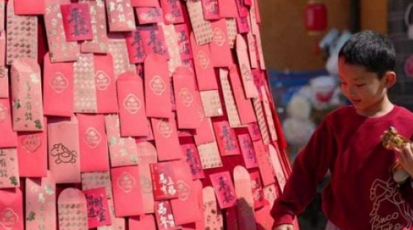 Giới trẻ kiệt quệ tài chính vì gánh nặng tiền mừng tuổi adt1771979056 3456 1332 anh cat 3 2 auto cropjpg