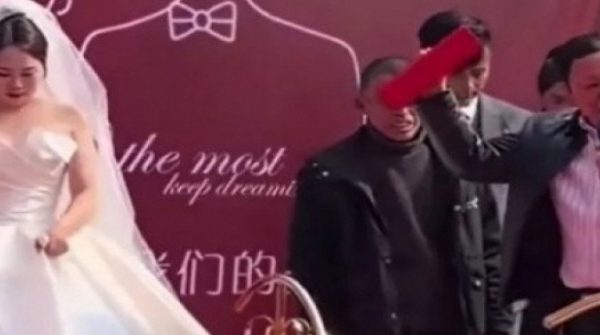 Bố cô dâu trả lại hơn 700 triệu đồng tiền sính lễ vì lý do xúc động adt1772080742 bo co dau tra lai hon 700 trieu dong anh cat 3 2 auto cropjpg