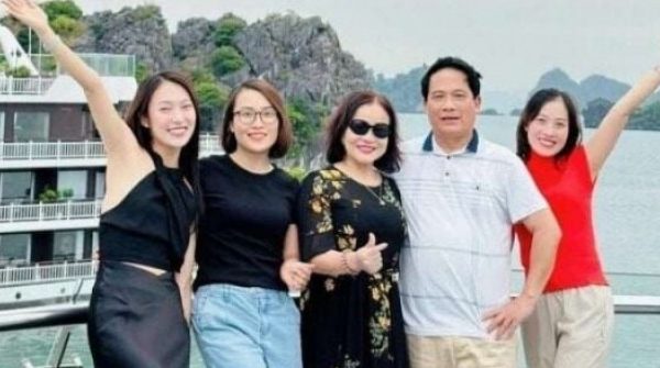 Gia đình có 3 con gái xinh đẹp, giỏi giang bậc nhất Nghệ An: Chị là Phó giáo sư, em là người có tầm ảnh hưởng adt1772153343 gia dinh mc khanh vy 1104 anh cat 3 2 auto cropjpg