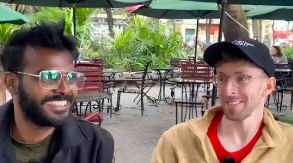 Dân mạng cười bò với 2 chàng Tây rủ nhau vào quán cà phê 'luyện' tiếng Việt adt1772163805 screen shot 2026 02 27 at 2 42 anh cat 3 2 auto croppng