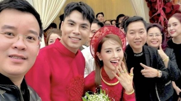 Đức Huy làm đám hỏi với Huyền Trang 'Mù Tạt' adt1772165004 147 75488 35 7483 9076 1193 anh cat 3 2 auto cropjpg