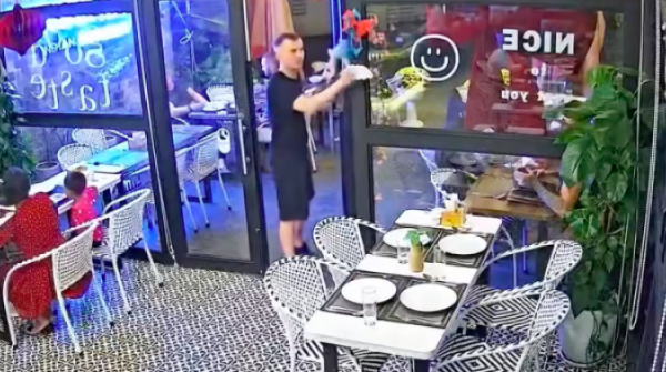 Dân mạng cười bò với clip chàng trai Nga lắc chuông lia lịa để khen món ăn Việt adt1772423358 screen shot 2026 03 02 at 33 anh cat 3 2 auto croppng