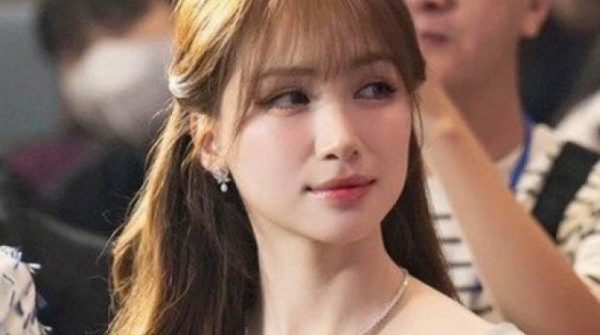 Hòa Minzy được fan tặng 6 cây vàng? adt1772503177 thuc hu viec hoa minzy bat ngo duoc anh cat 3 2 auto cropjpg