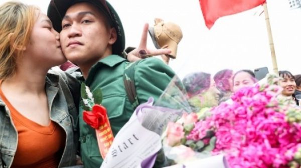 Tân binh bịn rịn chia tay bạn gái, hẹn tổ chức đám cưới sau 2 năm quân ngũ adt1772600136 ngay hoi tong quan nhung khoanh khac anh cat 3 2 auto cropjpg