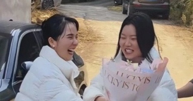 Lần đầu về ra mắt nhà bạn trai, cô gái được 30 người xếp hàng chào đón adt1772691212 lan dau ve ra mat nha ban trai co ga anh cat 3 2 auto cropjpg 1