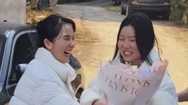 Lần đầu về ra mắt nhà bạn trai, cô gái được 30 người xếp hàng chào đón adt1772691212 lan dau ve ra mat nha ban trai co ga anh cat 3 2 auto cropjpg