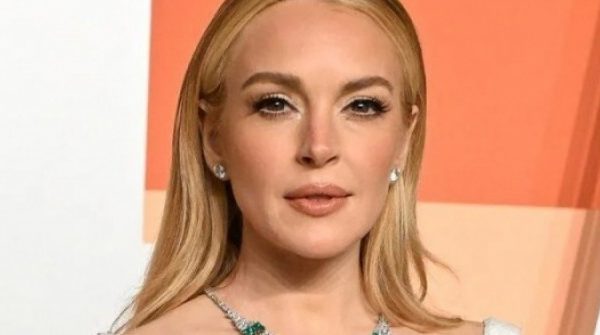 Gia đình lo lắng khi Lindsay Lohan ở lại Dubai giữa căng thẳng leo thang adt1772696381 toplin 4267 3425 4359 anh cat 3 2 auto cropjpg