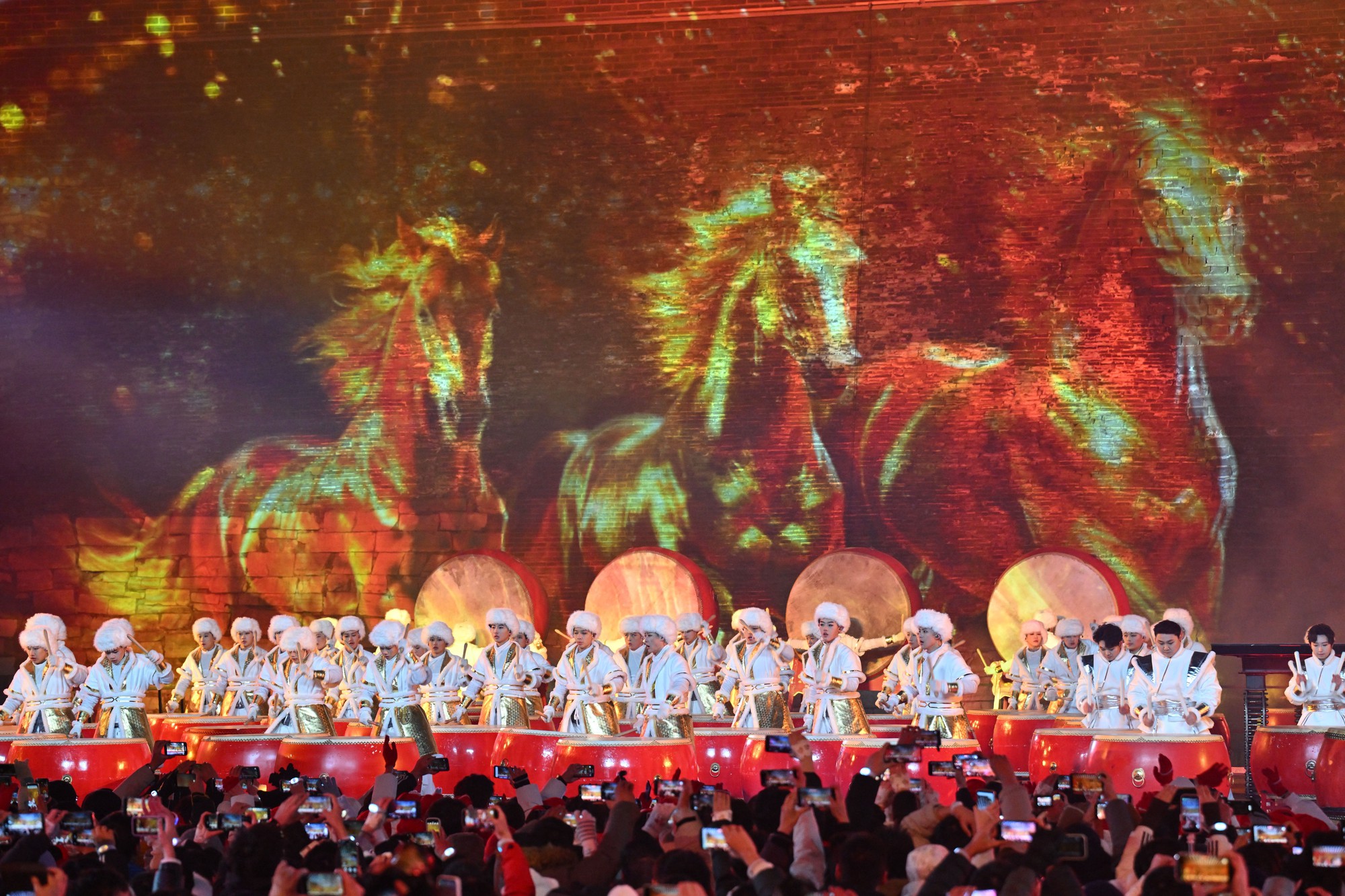 Màn trình diễn ánh sáng và đếm ngược ấn tượng đón năm mới tại Vạn Lý Trường Thành- Ảnh 7.