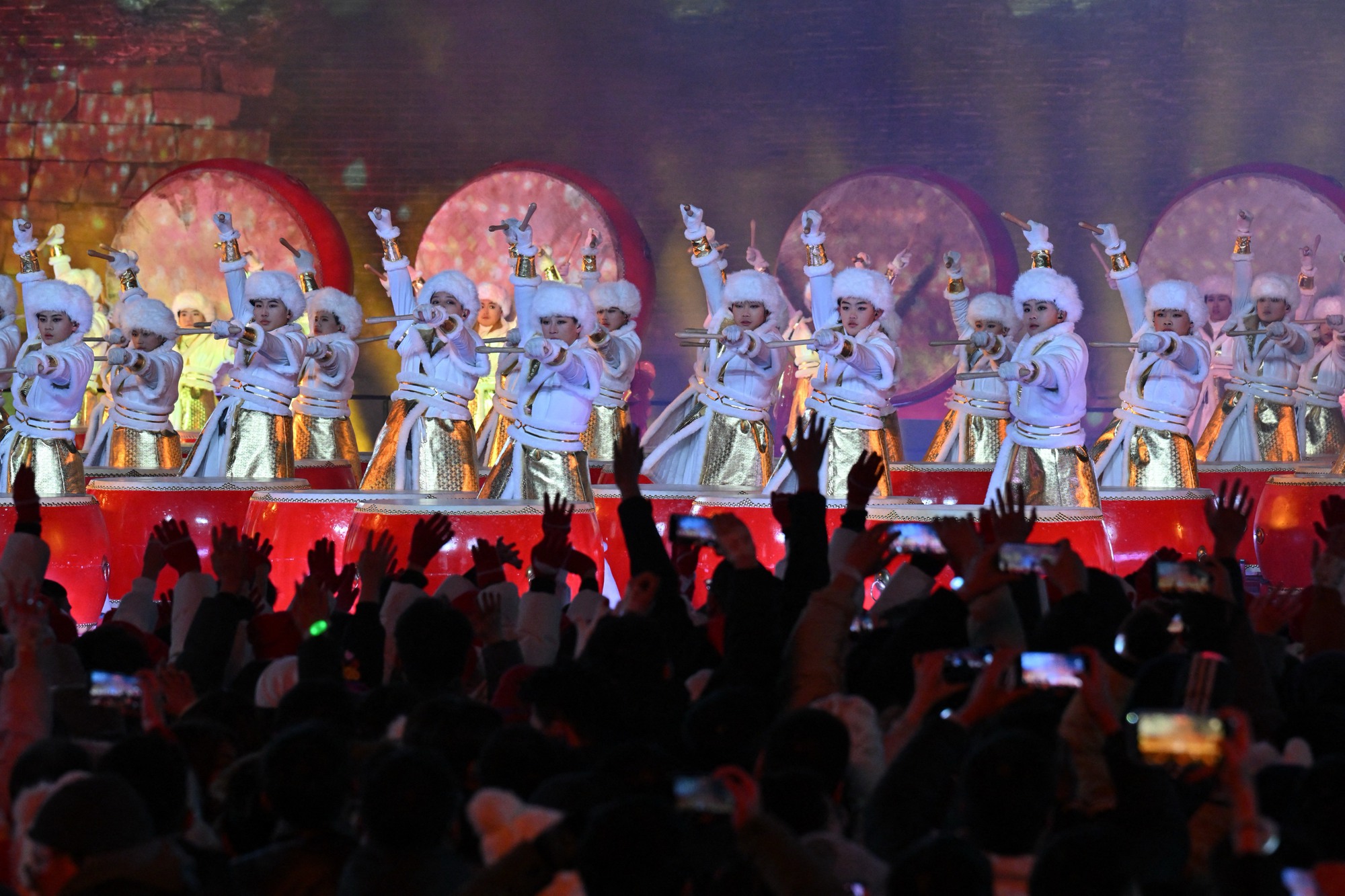 Màn trình diễn ánh sáng và đếm ngược ấn tượng đón năm mới tại Vạn Lý Trường Thành- Ảnh 6.