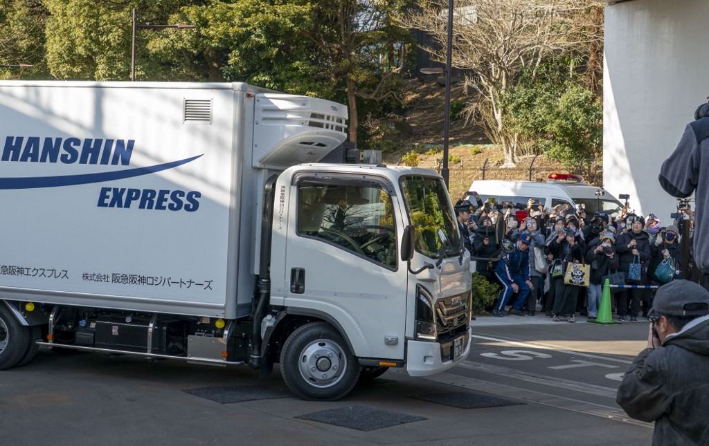 Hàng dài người dân Nhật Bản xúc động xếp hàng chia tay cặp gấu trúc sinh đôi quay trở về Trung Quốc, sở thú có thể thiệt hại tới 3.400 tỷ đồng/năm- Ảnh 5.